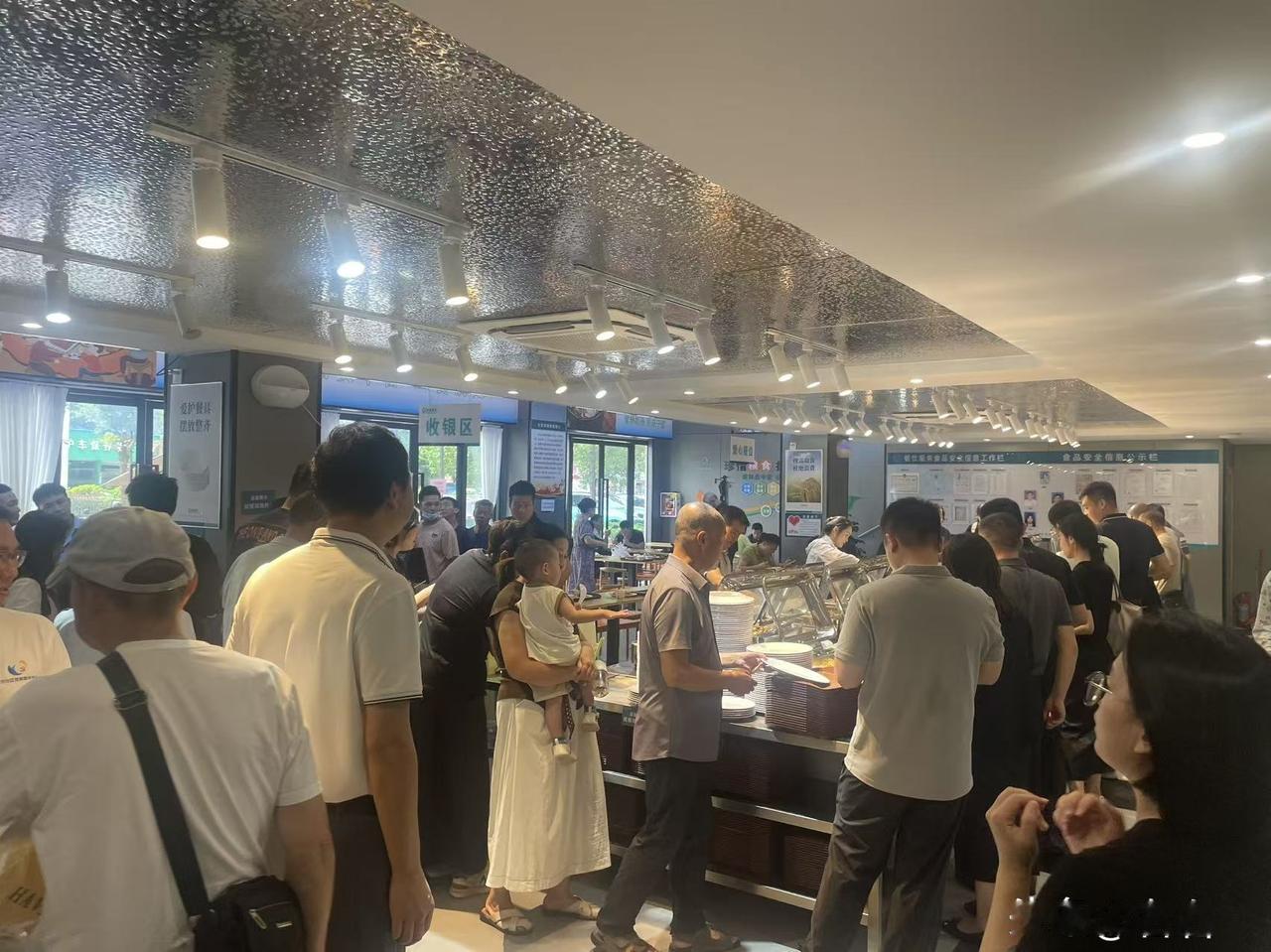 今天在食堂用餐看到一个小男孩，他大约十岁左右。独自端着夹好的几种甜品，走到