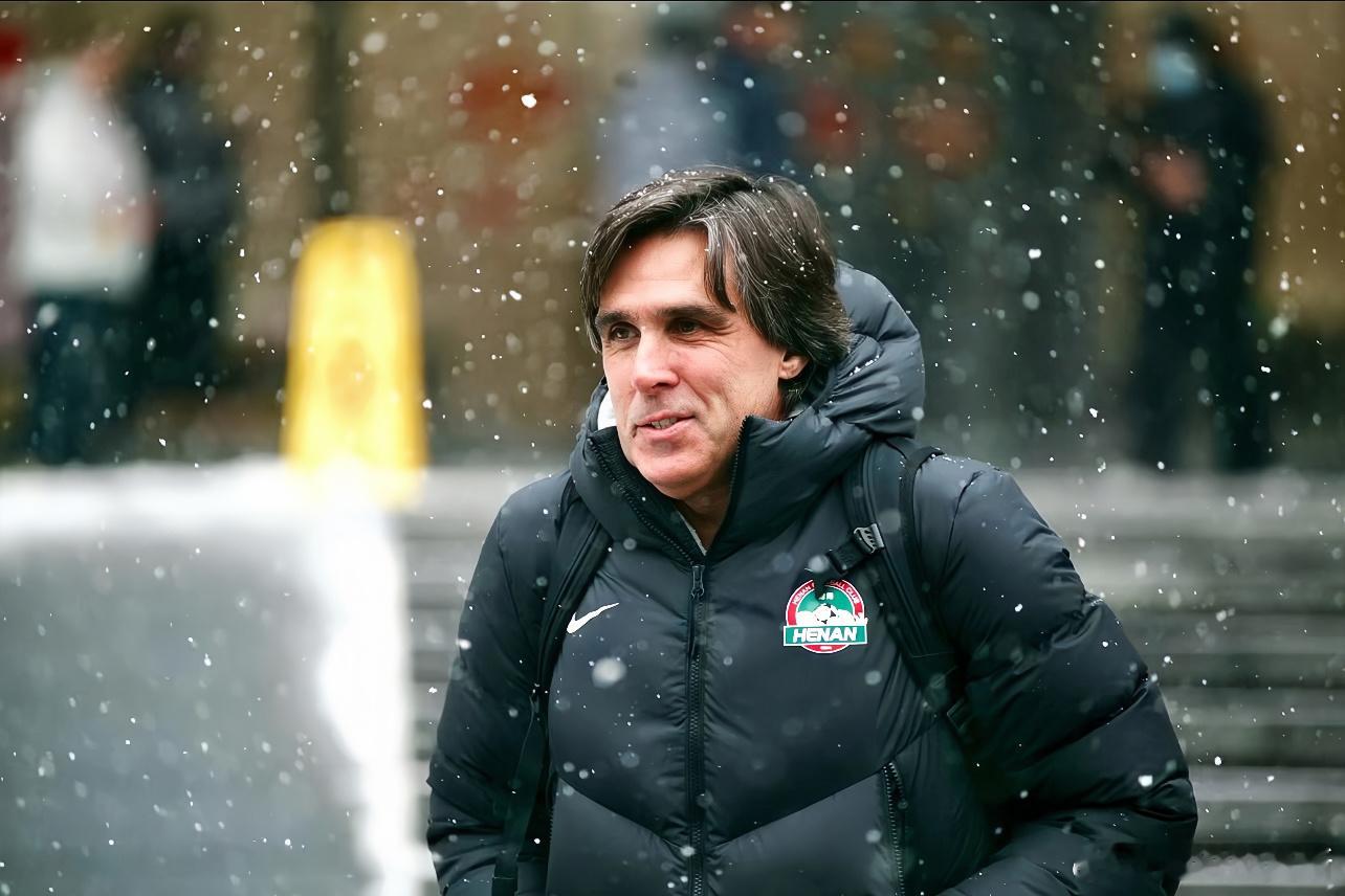 中超河南队1月20日傍晚，河南队历经21小时航班延误终于飞抵昆明，当晚进驻红塔