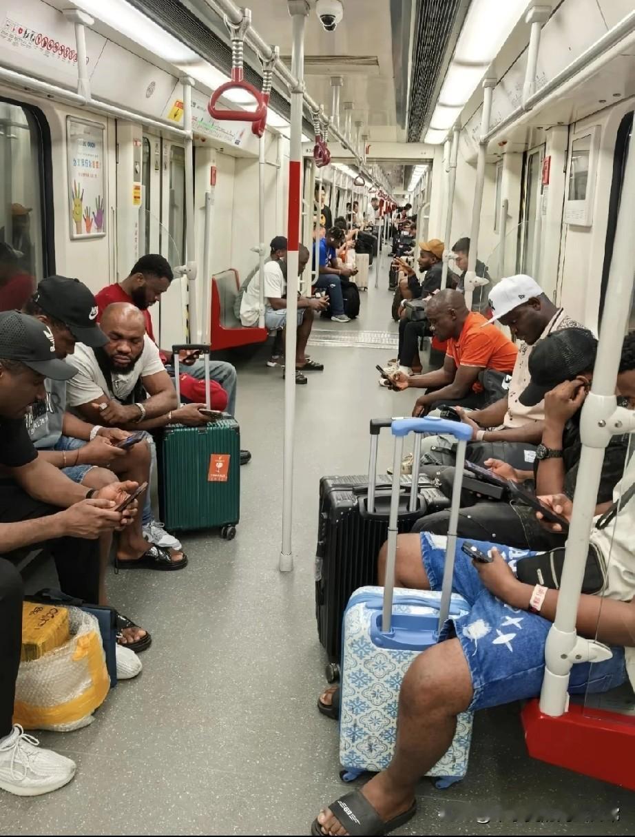 此刻的我感觉自己才是外国人!坐个地铁直接给我整懵了！一进车厢，满眼都是外国