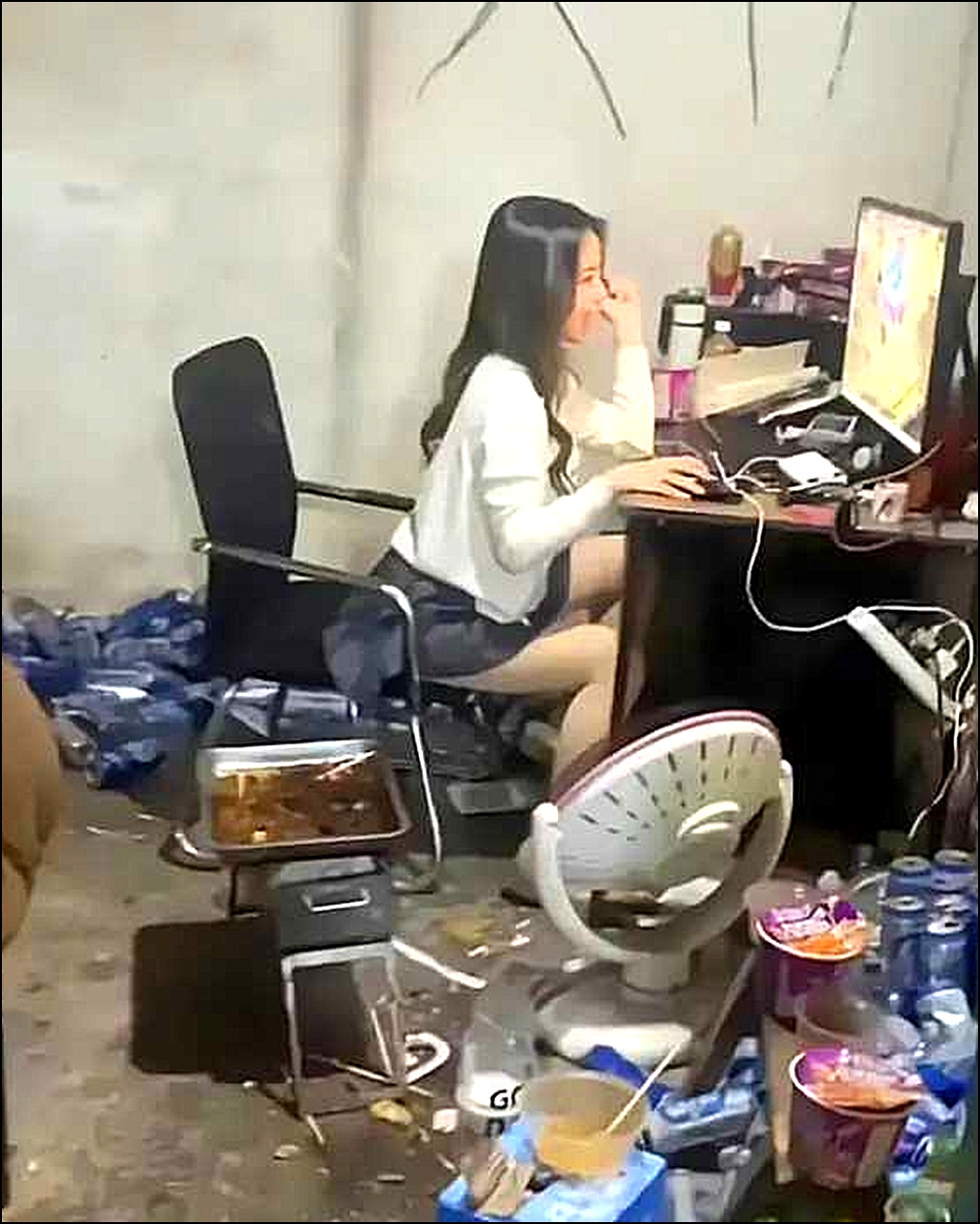 看什么看，她还瞧不上你！