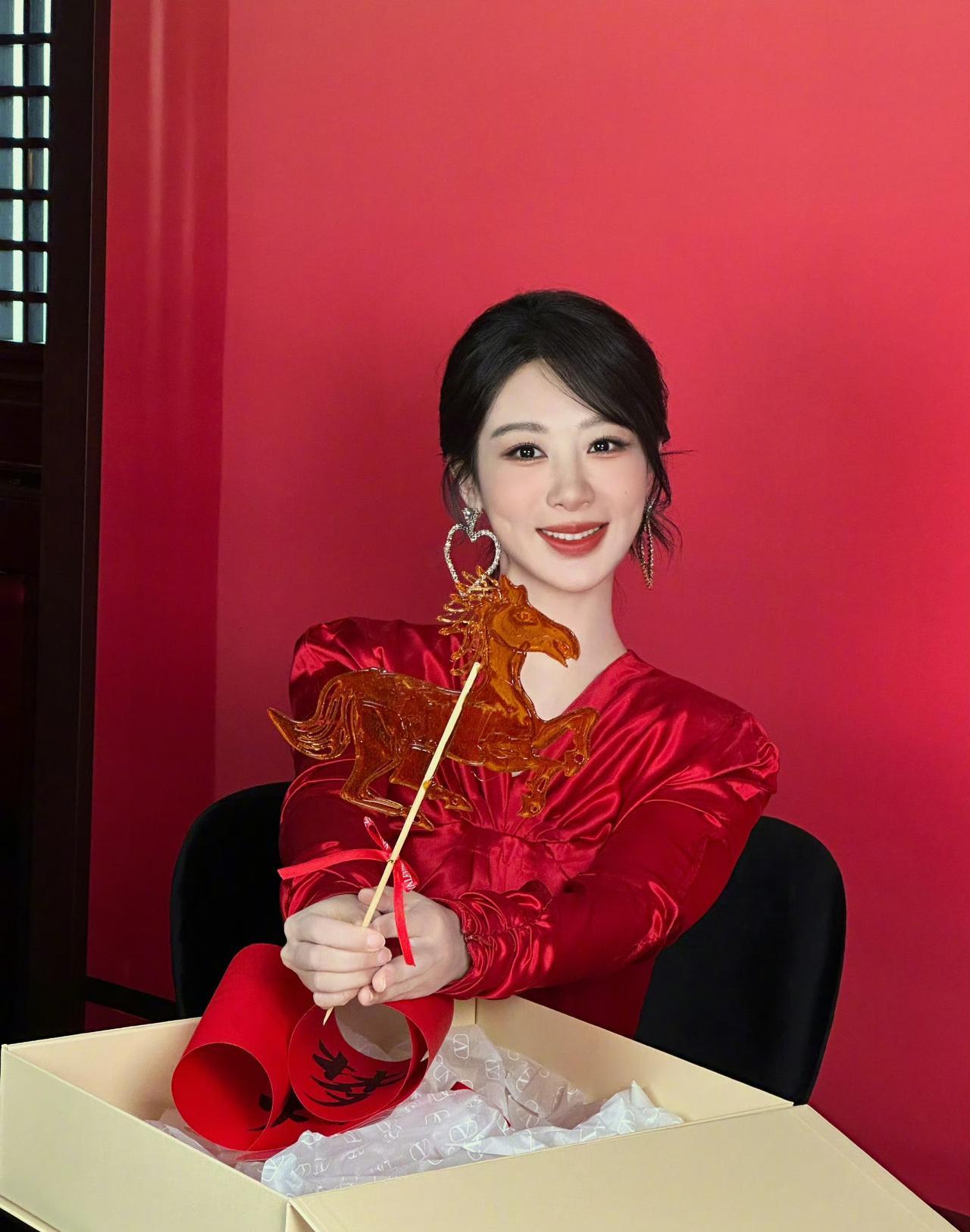 横店的外卖单会说话。酸菜鱼特辣加红糖糍粑，清汤锅配招牌虾滑——同一账号，两种味