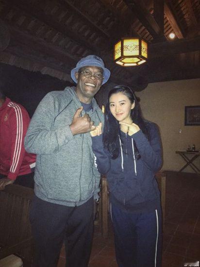 景甜长相甜美，她和贝嫂合影看起来不甜了，大概是被贝嫂的辣妹气质传染了吧。