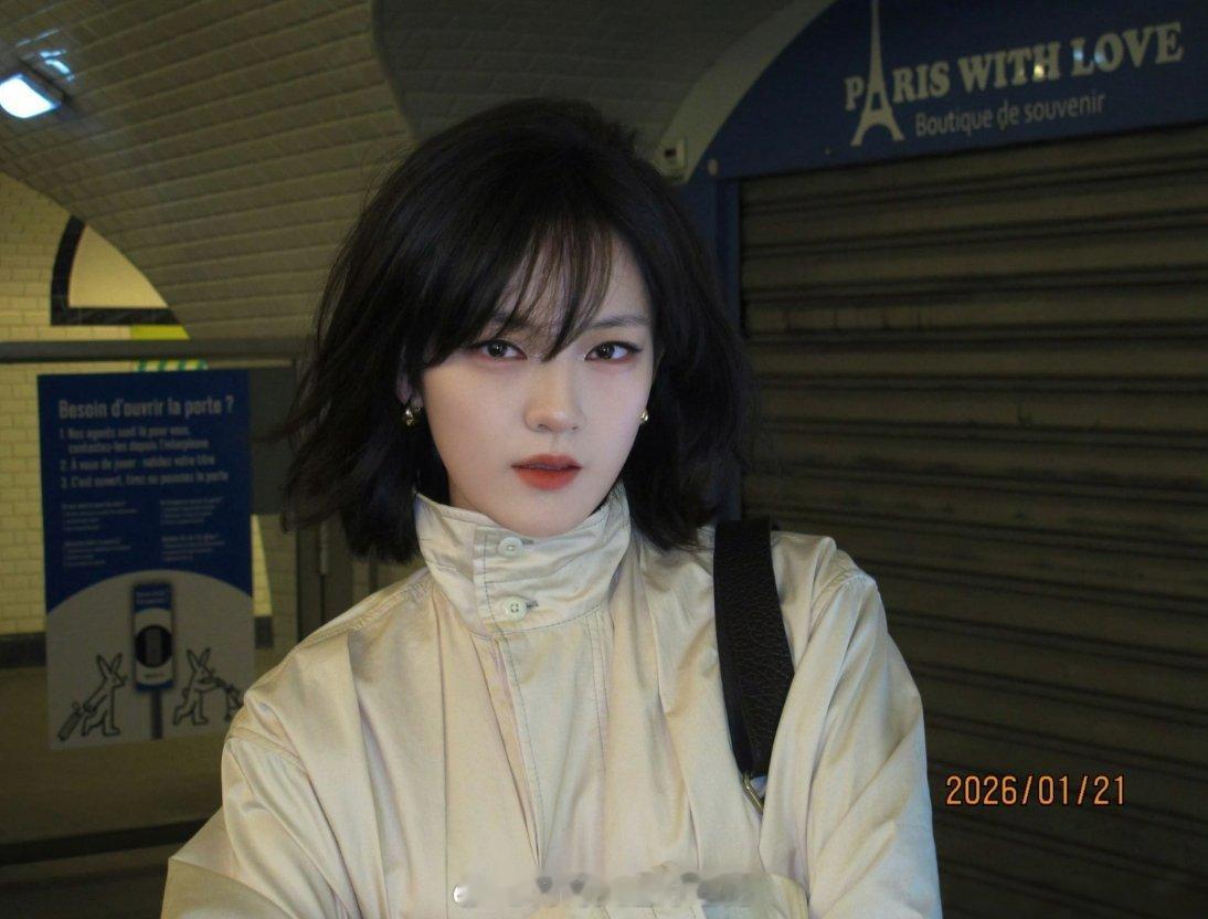 文淇又在地铁站出神图了谁不想和文淇一样轻松出片啊巴黎时装周这组地铁神图绝了特别是