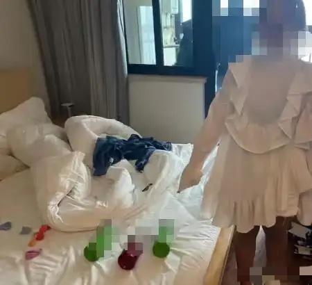 浙江杭州，20多岁的年轻女子在房间里折腾了一夜，整整九个小时状态飘忽不定，时而恍