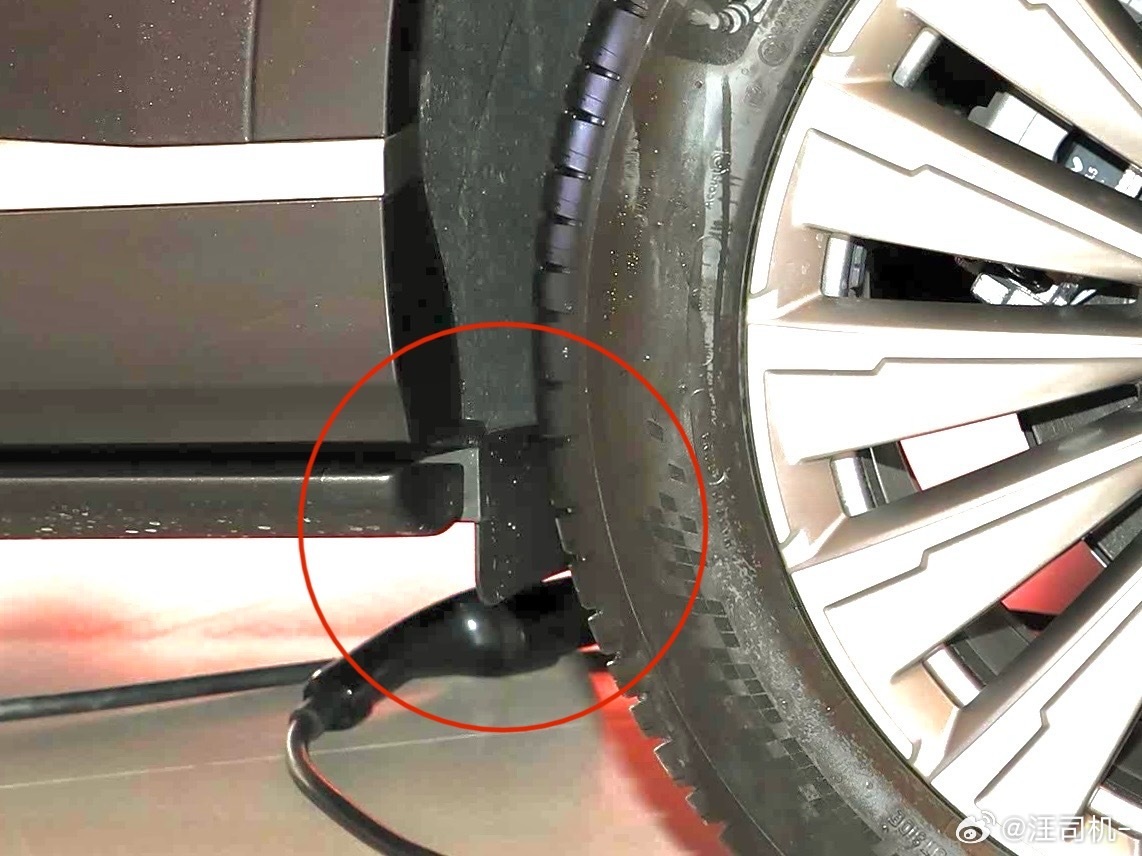 L90选装电动踏板后，后轮的阻风板面积也会变小（图片看不出来大小，实物差了一个踏