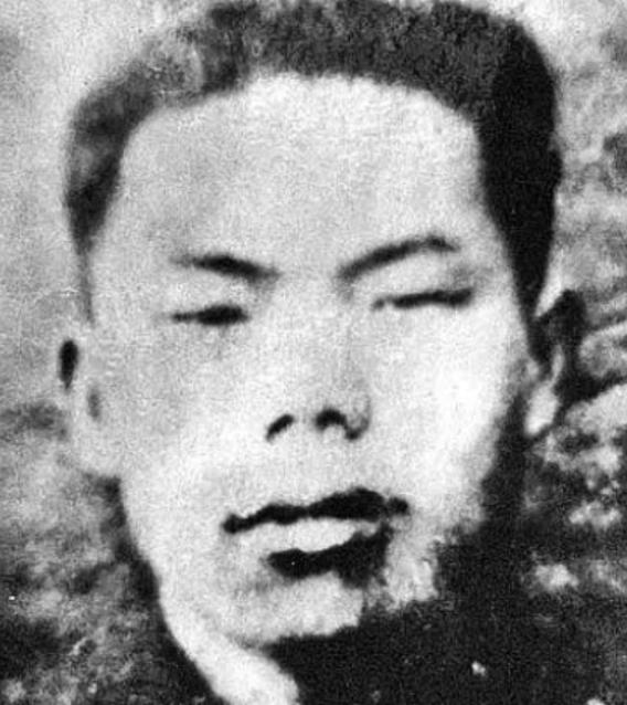 1952年，志愿军战士们都在睡觉，一战士由于睡不着便跑出去巡逻。突然他心中一惊，
