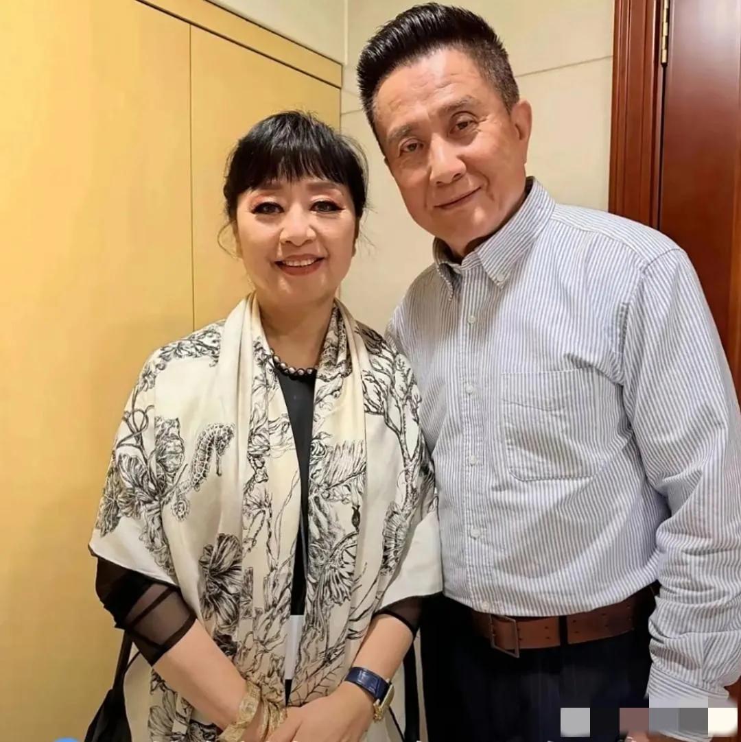 画面中69岁的张志坚胖瘦合度，发型爆帅，目光沉和，状态忒棒；一旁的殷秀梅衣着精致