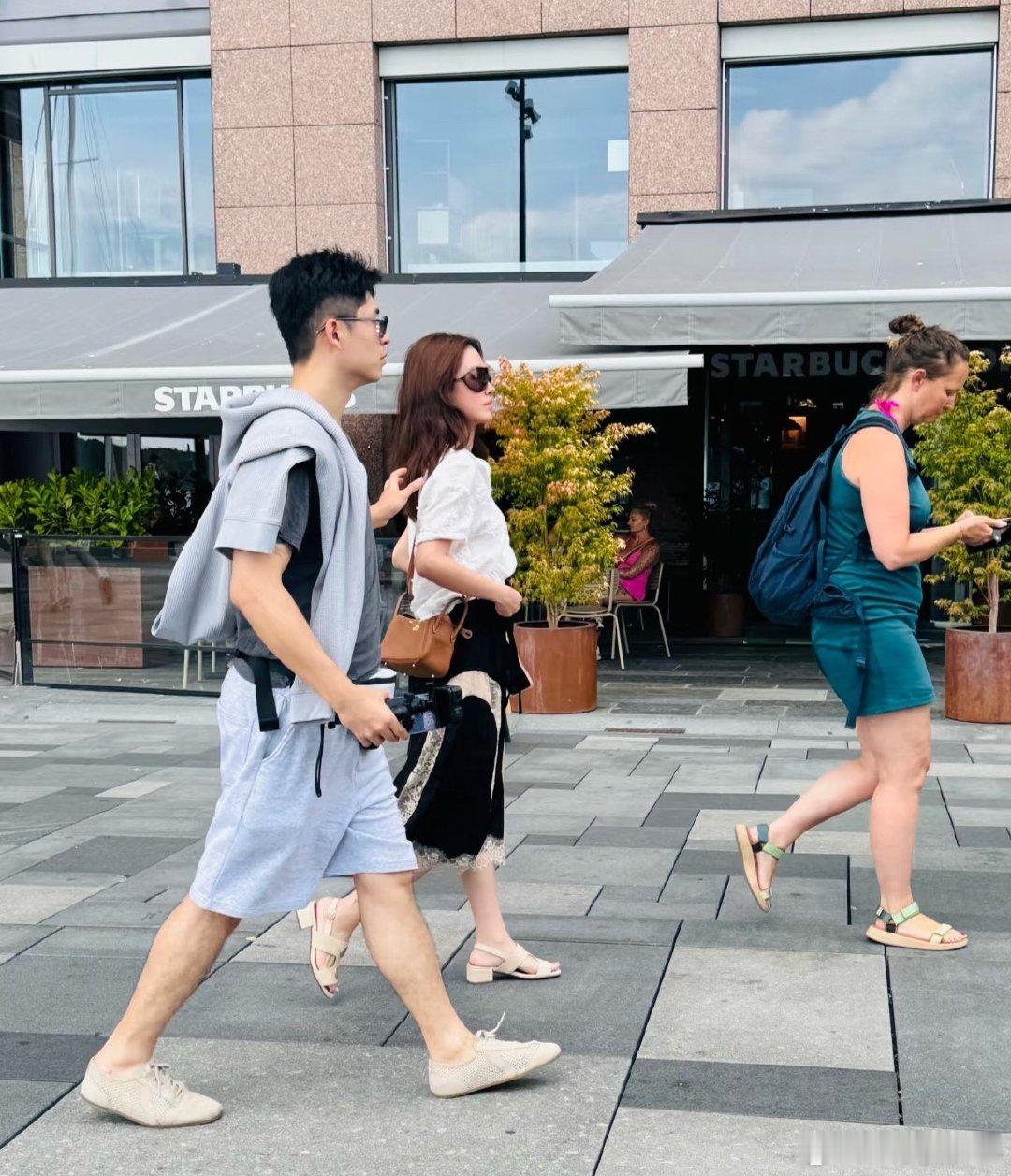 34岁杨采钰和富商老公在挪威街头被偶遇，夫妻俩打扮时尚，外形看起来好般配。杨采钰