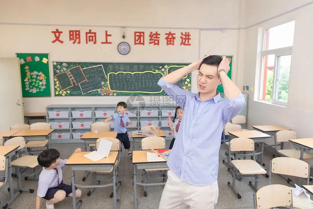 校长在教师会上说教师要管好课堂纪律，不要动不动去找班主任。然而，现实中我们常常