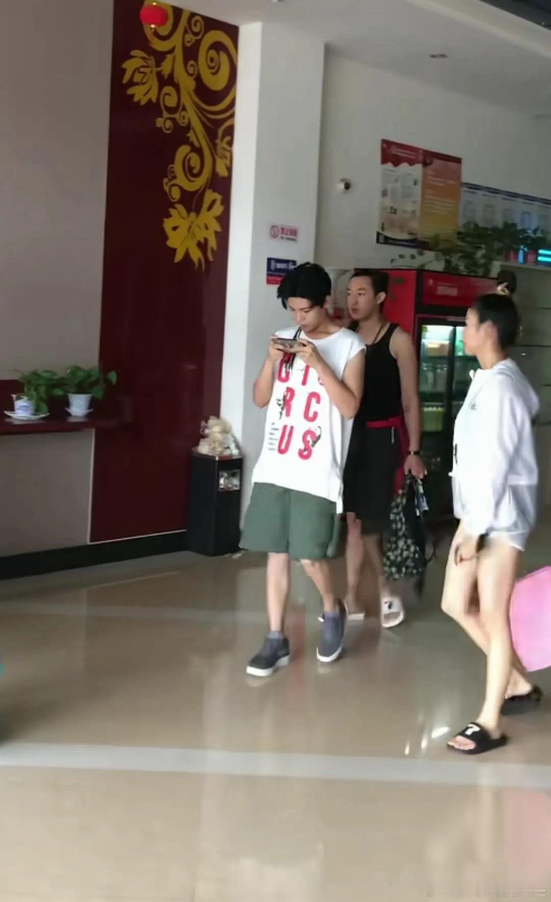 内娱男明星太好混了吧，看到一个吐槽🍍白眼的视频，发现同行的男明星上工前还在玩游