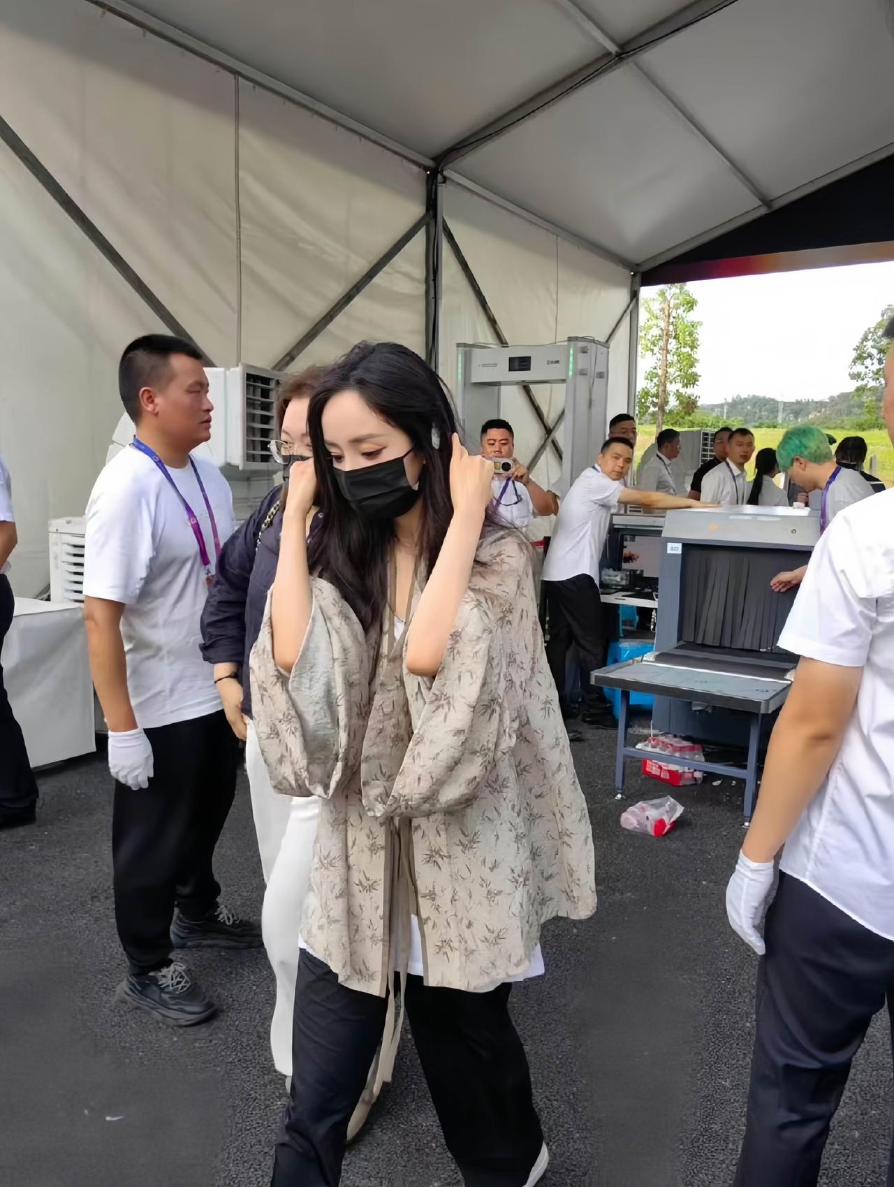 7月3日，杨幂现身重庆2025上合组织国家电影节开幕式彩排，她这身材和气质，穿啥