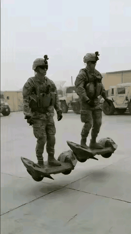 什么情况？这玩意发展到这种程度了吗？看这架势双手已经完全解放出来了。站在上面的士