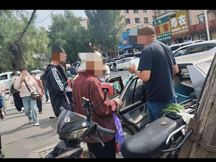 今天在沈阳一家医院大门的外边，看见一个老太太把从医院刚开出来的两盒药转手就卖给了