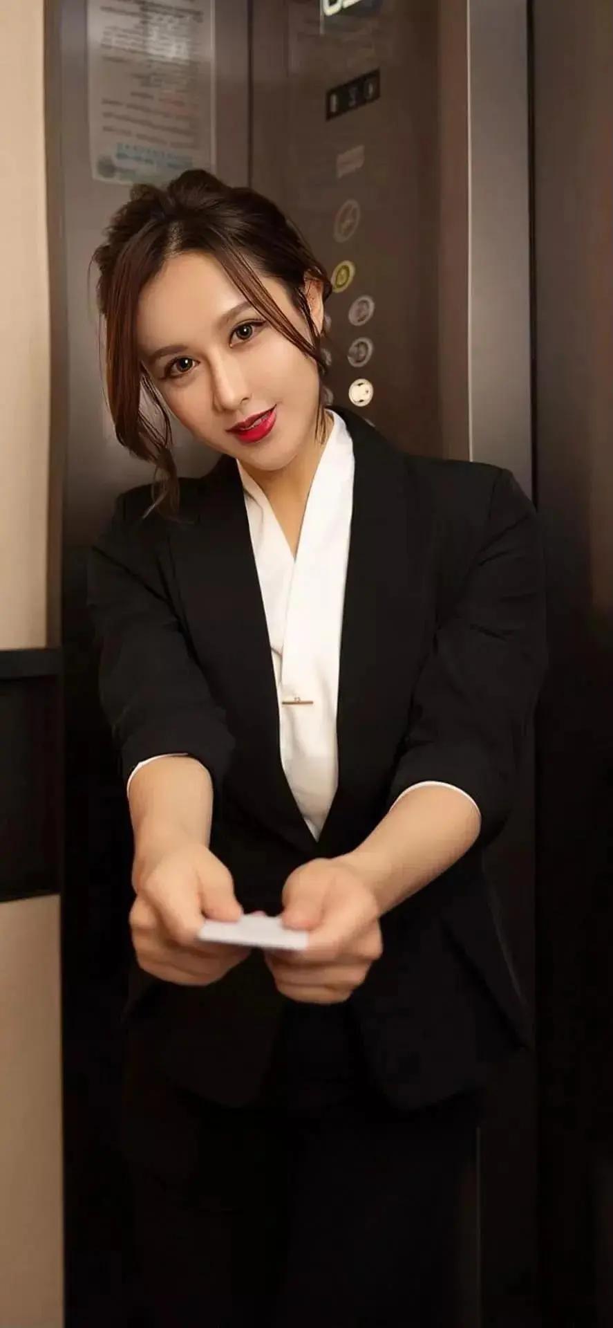 只能是小三某私营企业老板有个女秘书，长得很漂亮，办事能力也很强。两人接触多了，