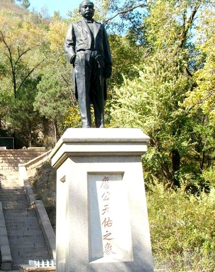 1982年，铁道部决定为詹天佑迁坟，未曾想，在挖开詹天佑墓的瞬间，竟看到棺木里流