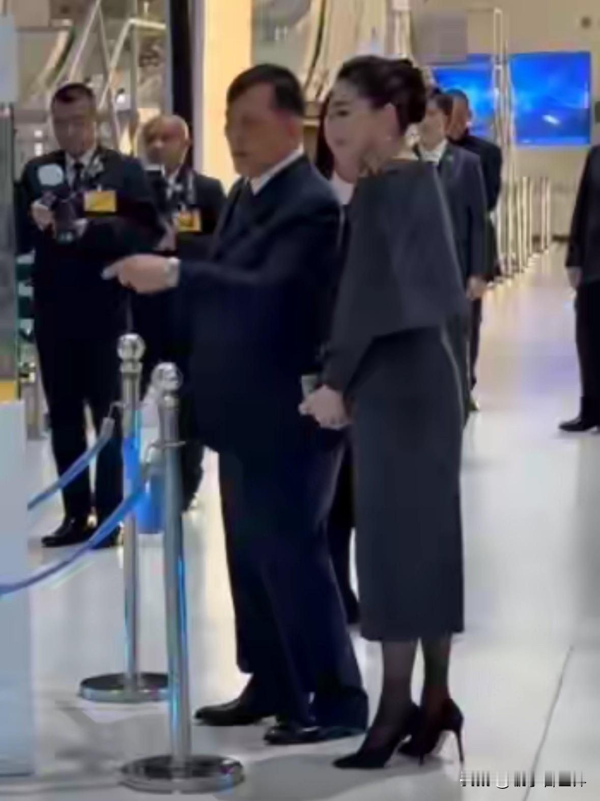 11月16日，泰国国王和苏提达王后现身太空与卫星技术展览中心！王后的全新造型着