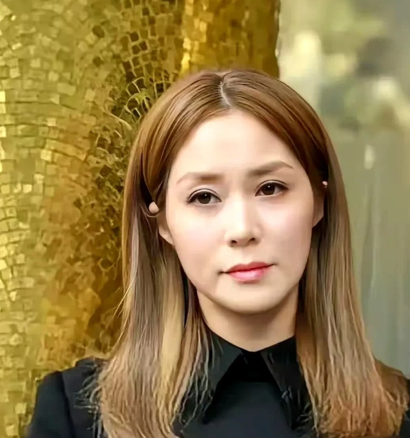 人的状态真的和心情挂钩啊，就像徐子淇，以前她公公李兆基还在世的时候，脸上整天都挂