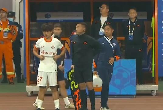 刚刷到邝兆镭这个视频，看了一会儿，真有点东西啊！这小伙子才16岁多，上场就踢了