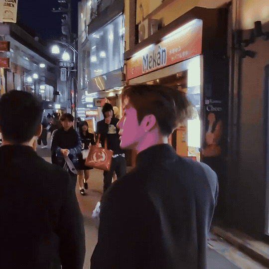 王嘉尔的跟拍我梦里的工作若能记录他在不同场景下的多样魅力：排练时的严谨专业，演