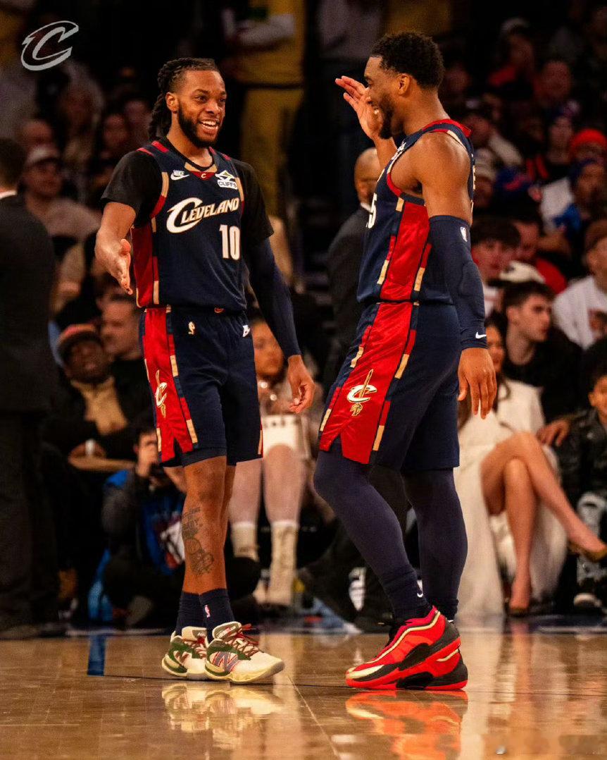 JimmyWatkins：“詹姆斯·哈登看着自己22分和10次助攻的数据，他说