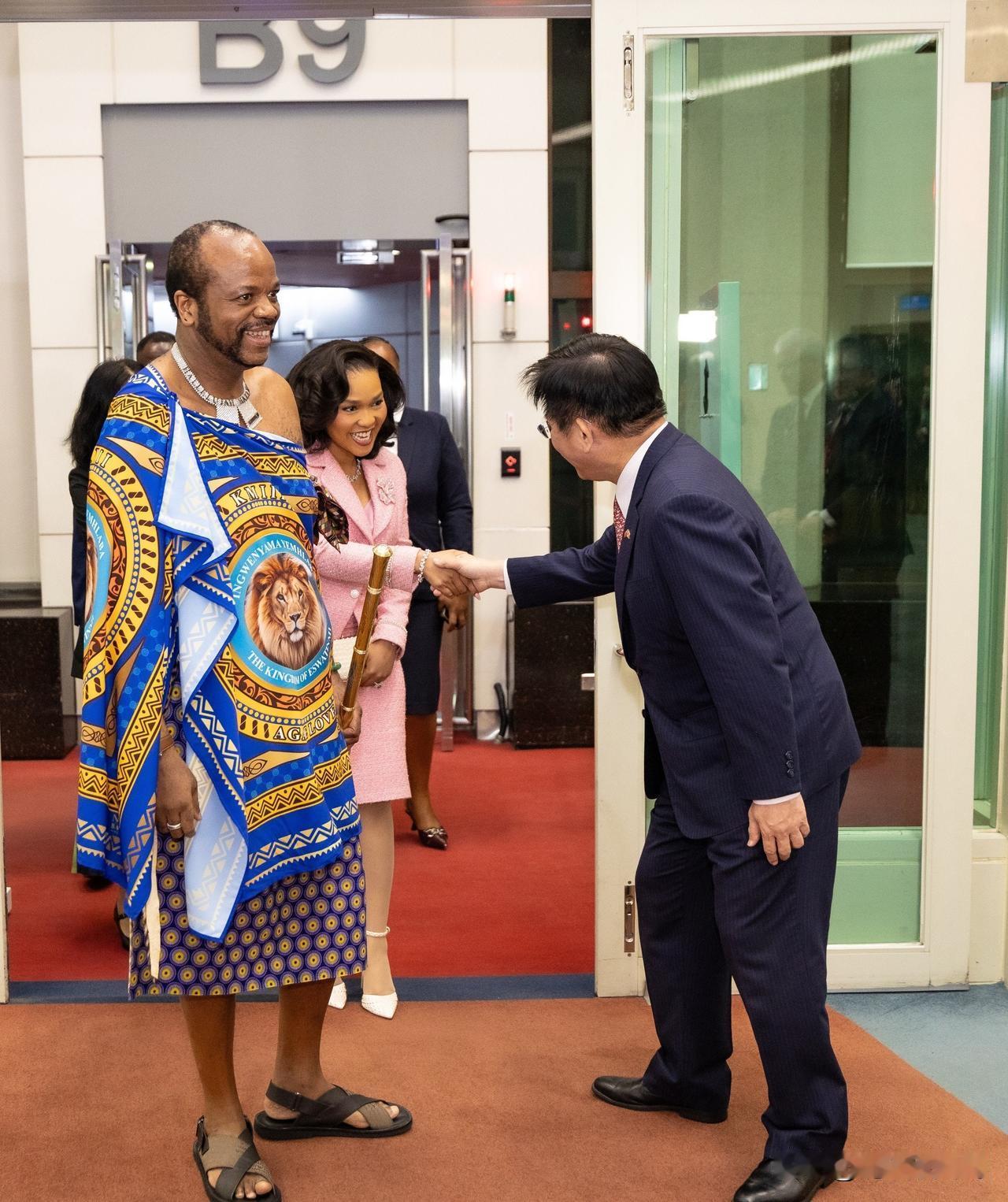 国王带着小娇妻，让台北卑躬屈膝。斯威士兰国王姆斯瓦蒂三世窜访台北，台外事部门负责