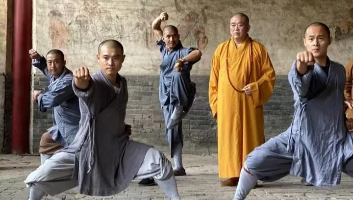 1999年，34岁的释永信成为少林寺1500年历史上最年轻的方丈。同时，他还是
