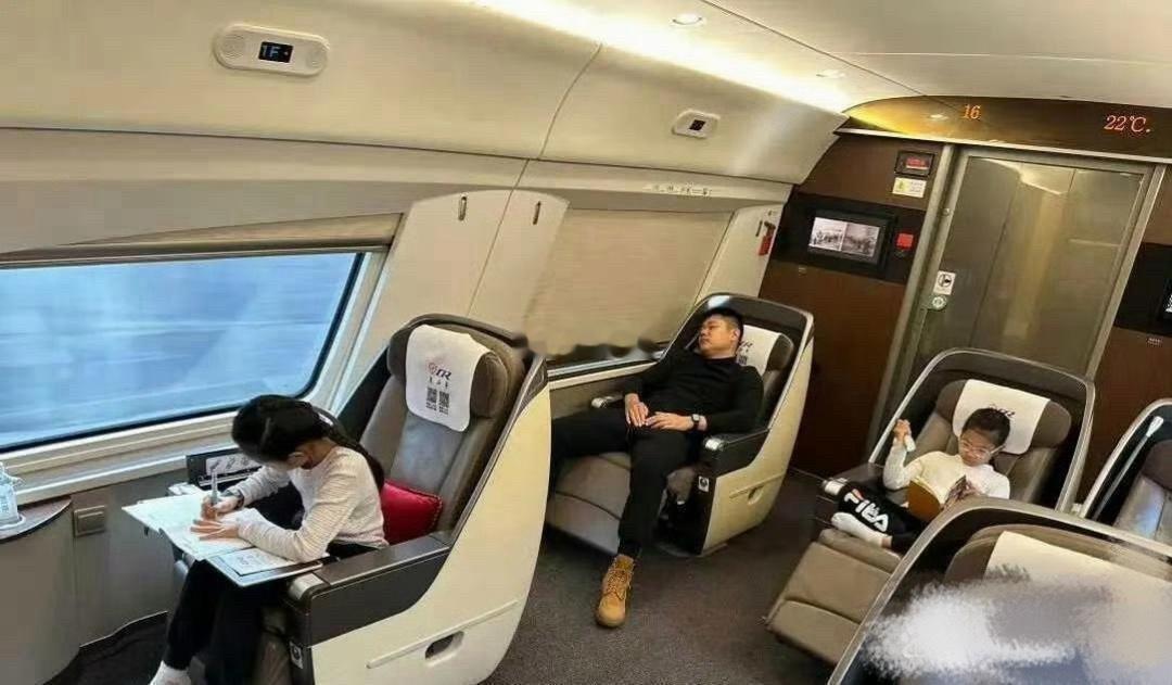 高铁上这一幕，诠释了赚钱的意义。