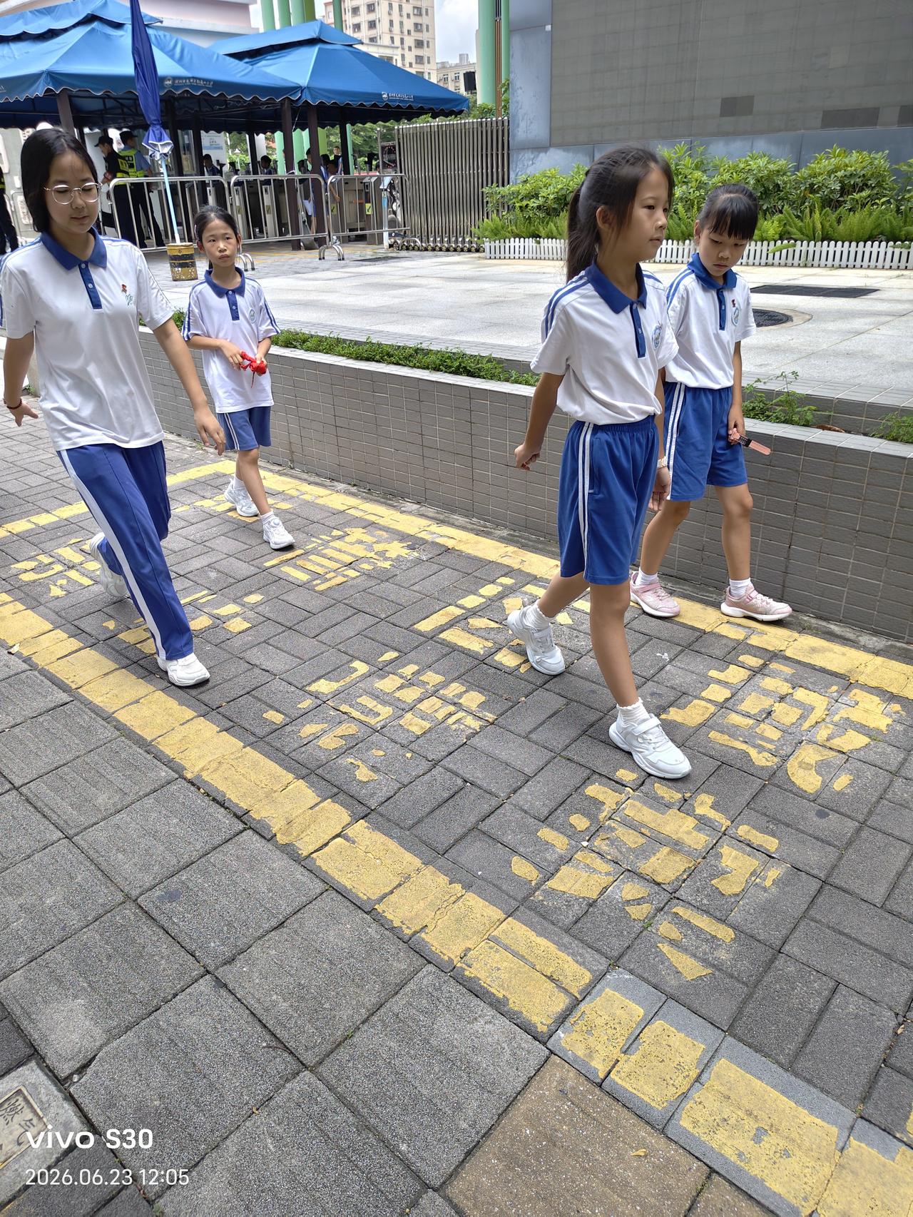 我每天去学校接送孩子，站在校门外等孩子时无意发现，从我身旁走过的大多是一群一群的