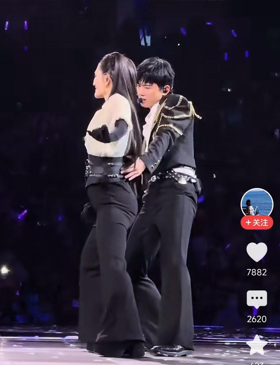 看到谢娜这身材，突然又挺满意自己的身材了！谢娜来张杰演唱会，两口子这身材，尤其