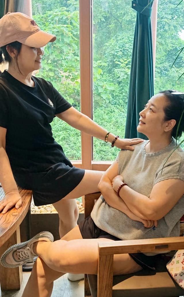 57岁陈小艺回四川老家！丸子头墨镜超显嫩，儿子贴心陪在身边陈小艺这波回乡操作