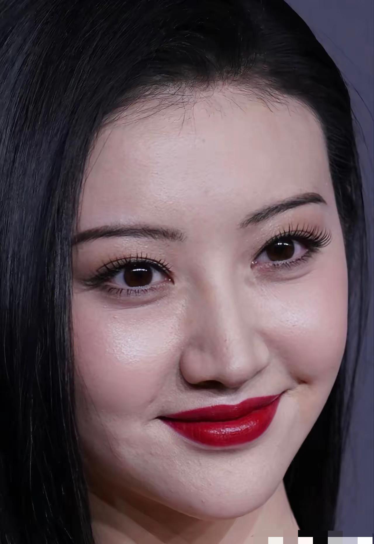 看看景甜女士化妆后的生图，值3000万吗？脸部已经浮肿，显示有医美的痕迹，这