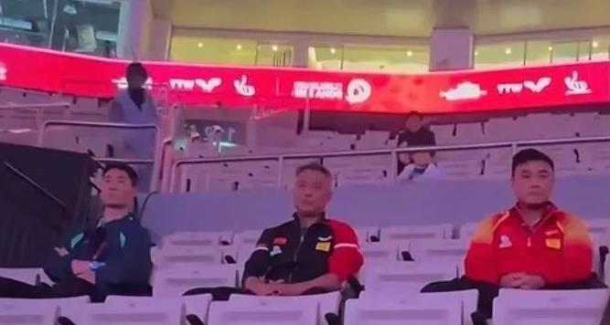5月17日多哈世乒赛开赛第一天，乒协领导教练观赛，乒协主席王励勤，副主席秦志戬，