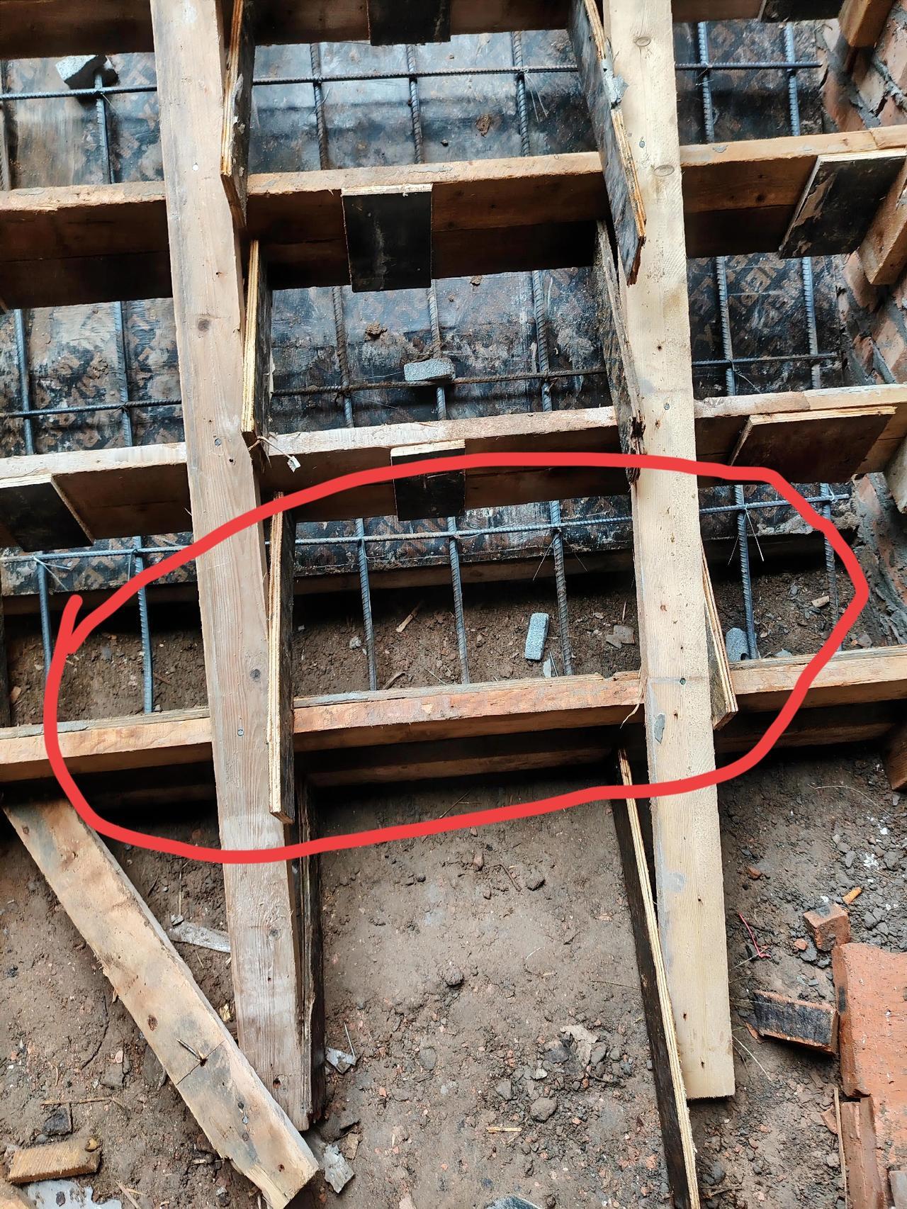 大家看一下，这是我家邻居盖房请的大师傅设计的楼梯，两转折板楼梯，从起步到转向没用