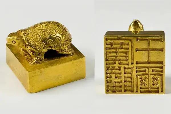 1981年，江苏扬州一农妇修路时，突然发现一枚金光闪闪的印章，哪知道，这印章却令