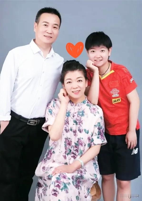 说实话，孙颖莎的父亲孙东明最值得尊敬和佩服。女儿孙颖莎现在已经是世界排名第一，