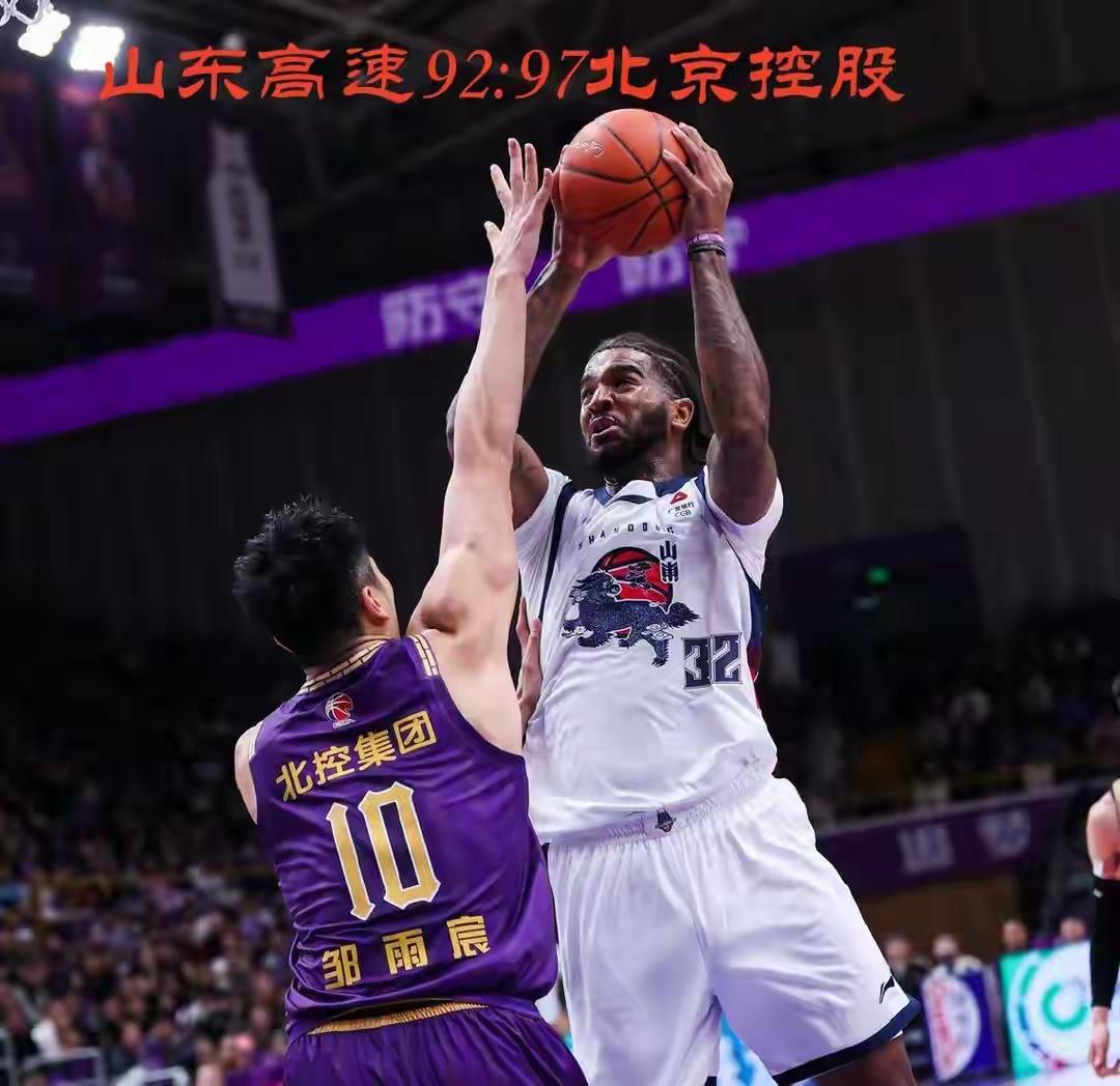 克里斯没发脾气，象个乖宝宝，球打的也顺了，得到山东高速男篮CBA常规赛首战最高的