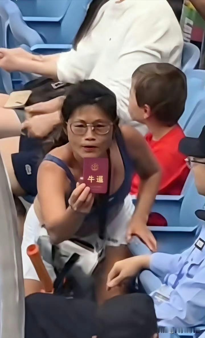 上海网球赛闹事女子护照真相曝光！警方通报披露细节，她现场挥舞的并非本人护照，