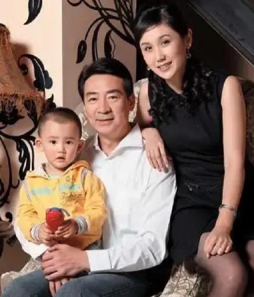 年近半百的寇振海鼓起勇气向演员李婷表白，没想到当即婉拒：寇老师，你比我大，就算我