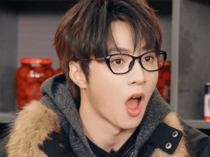 黄子韬借综艺扇了徐艺洋黄子韬也太大胆了吧😆你划我猜抽到“床头吵架床尾和”，为了