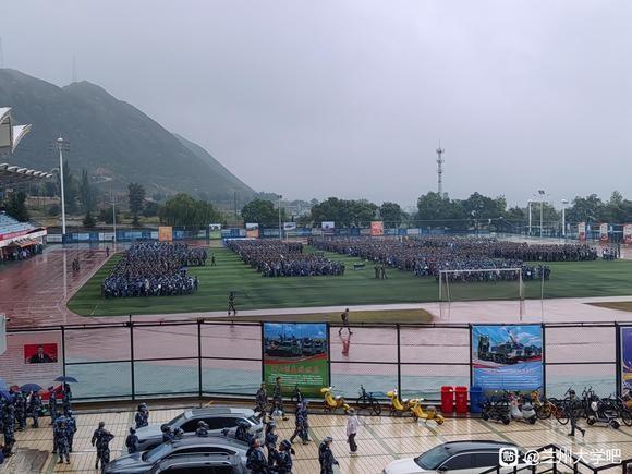 教官冻伤学生发烧，救护车来回跑：兰大五千新生冷雨拉练，保障去哪了？9月8日，
