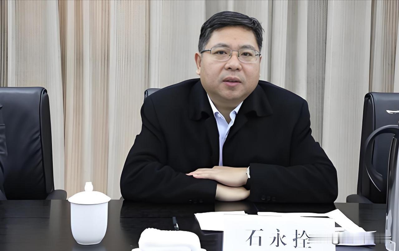 2025年的最后一天，两名国有银行的省分行行长，倒在了2026年钟声敲响的前夜。