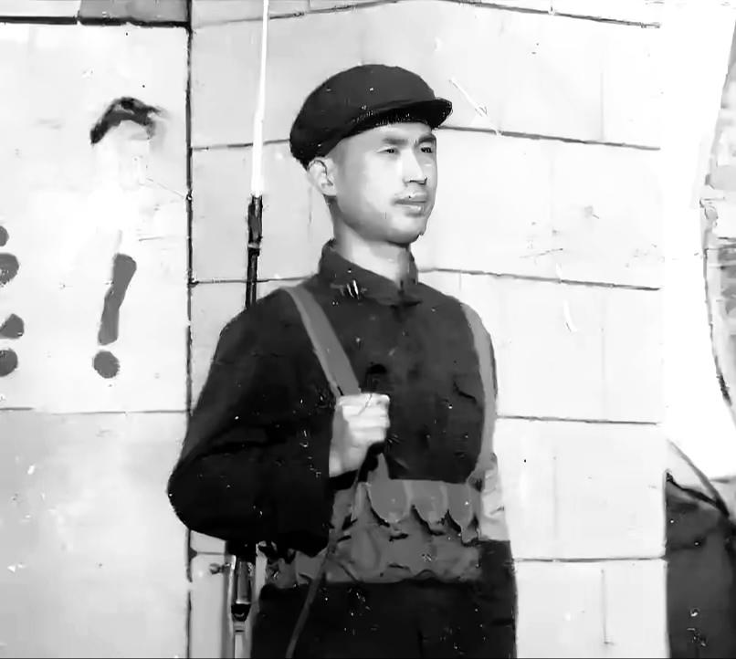 1980年，某省政府机关大院子站岗的白玉珍快退伍了，想搞件大事镀金。他偷枪塞