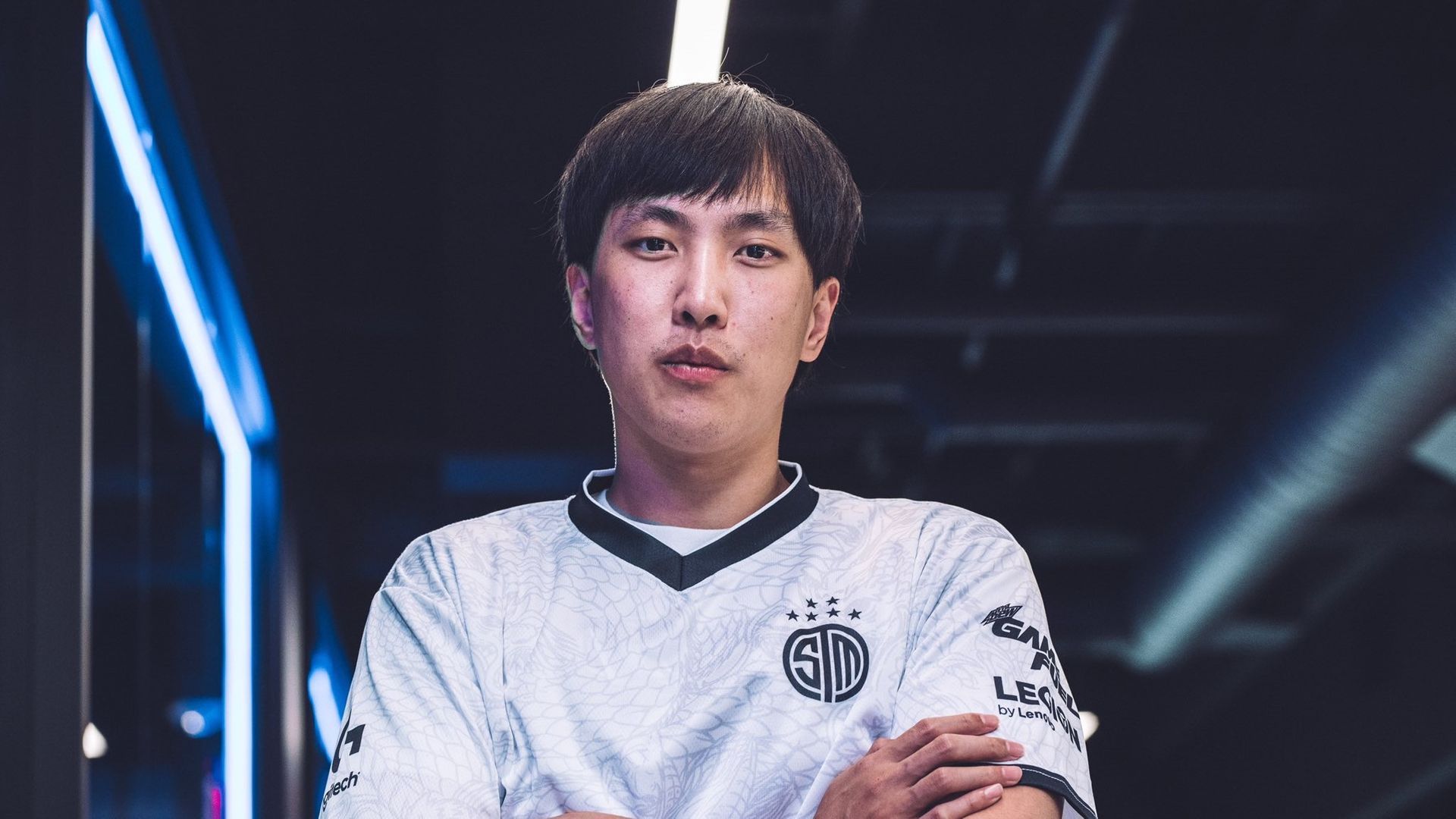 前北美职业选手Doublelift（大师兄）因在网上购买30级排位账号被拳头官方