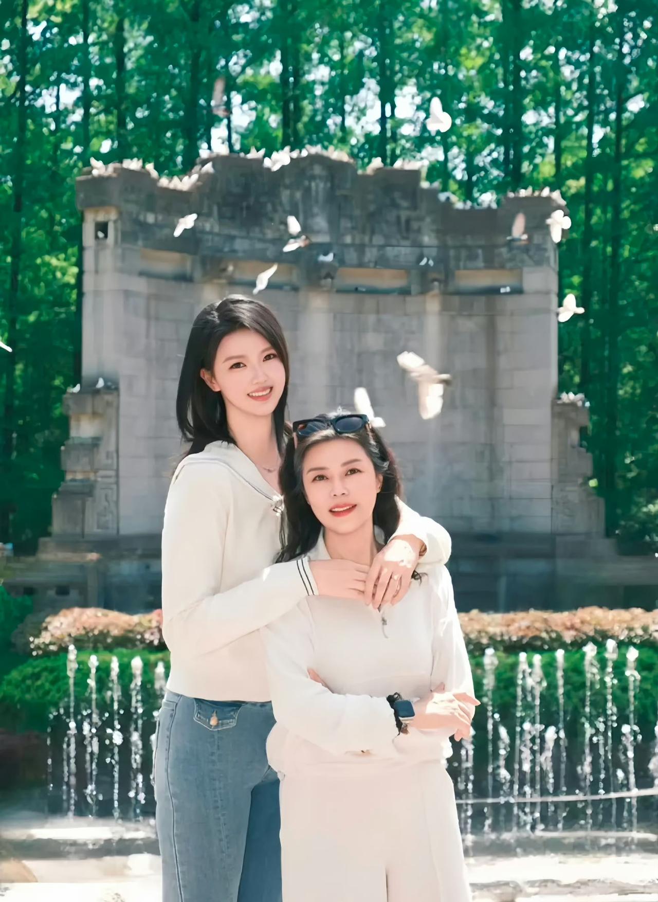 张常宁和母亲同游中山陵音乐台，在白鸽漫舞中留下亲密合影。刷到张常宁和妈妈一起