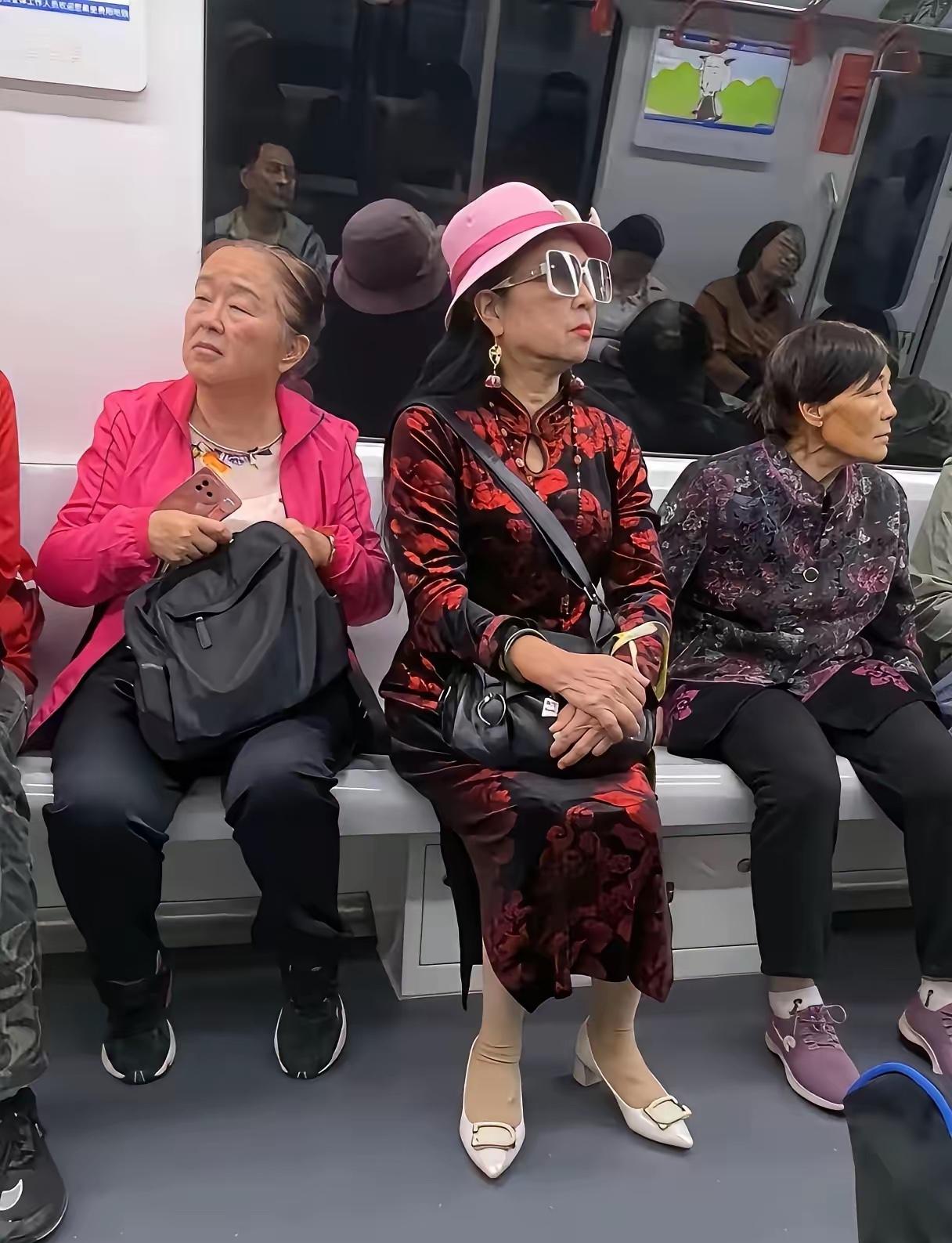 三位老阿姨，其中有一位是老干部，你看出来是谁吗