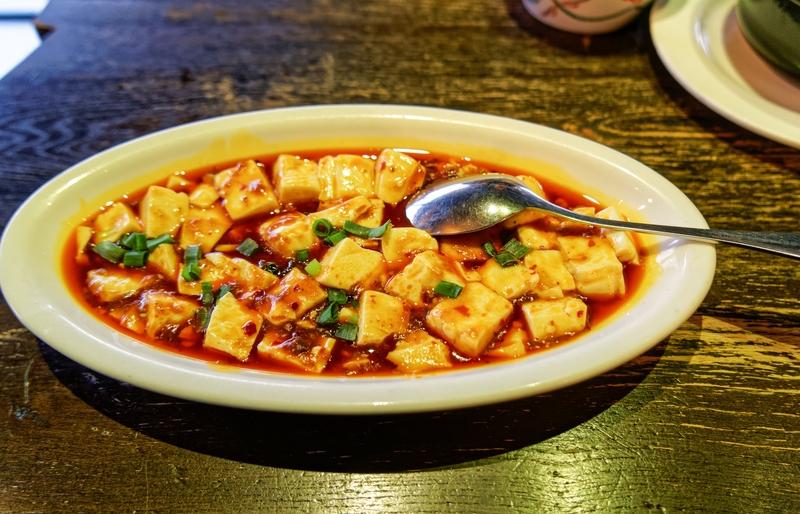 今天必须晒下我的美食！中午去了一家超火的川菜馆，点了经典的麻婆豆腐和回锅肉。麻婆