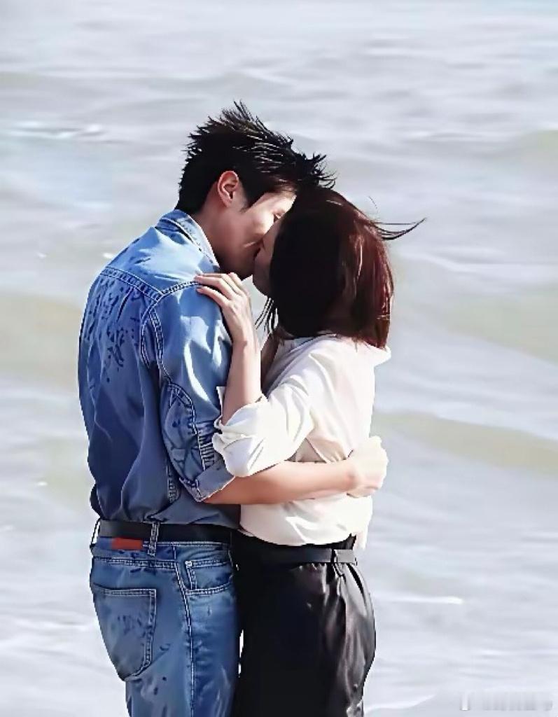 万万没想到，一个51岁，一个28岁，竟然在电视剧里演一对情侣，现在的影视行业都这