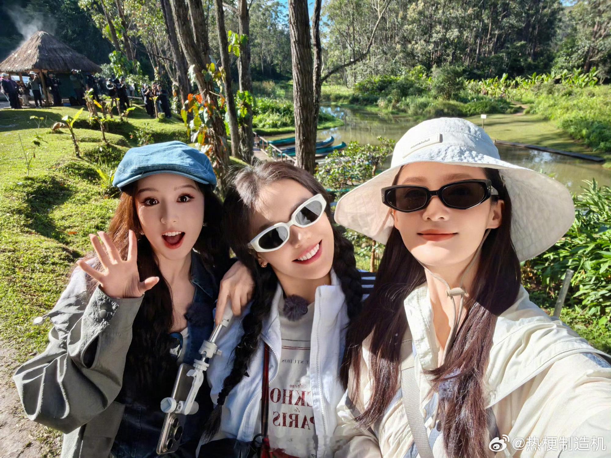 马思纯晒合照踩着沙滩听浪声，看大家笑着闹着，风里藏着好多故事，连小动物都竖起耳朵