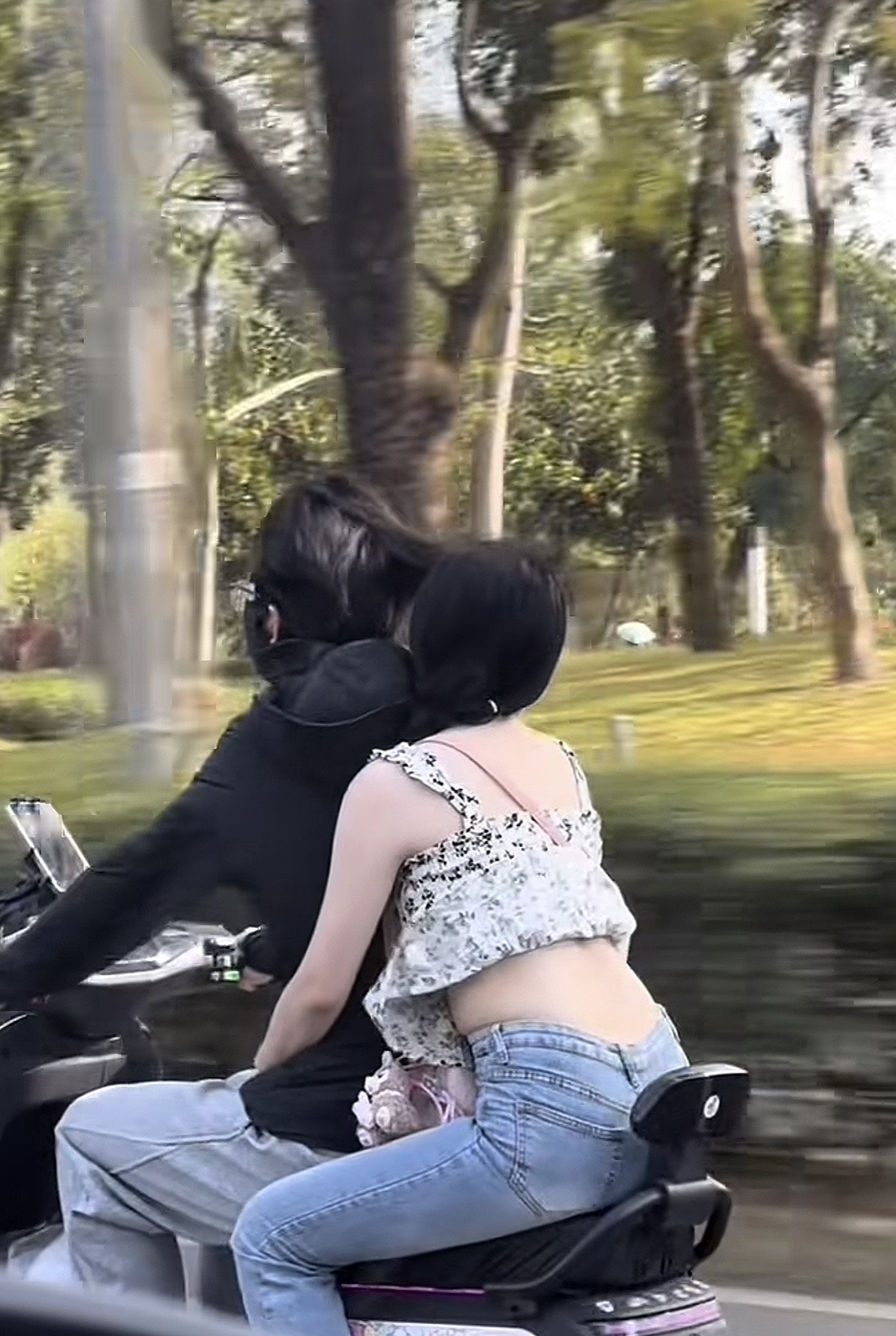 骑个摩托车后座都有女朋友，为什么我开个车副驾上却没有女朋友？