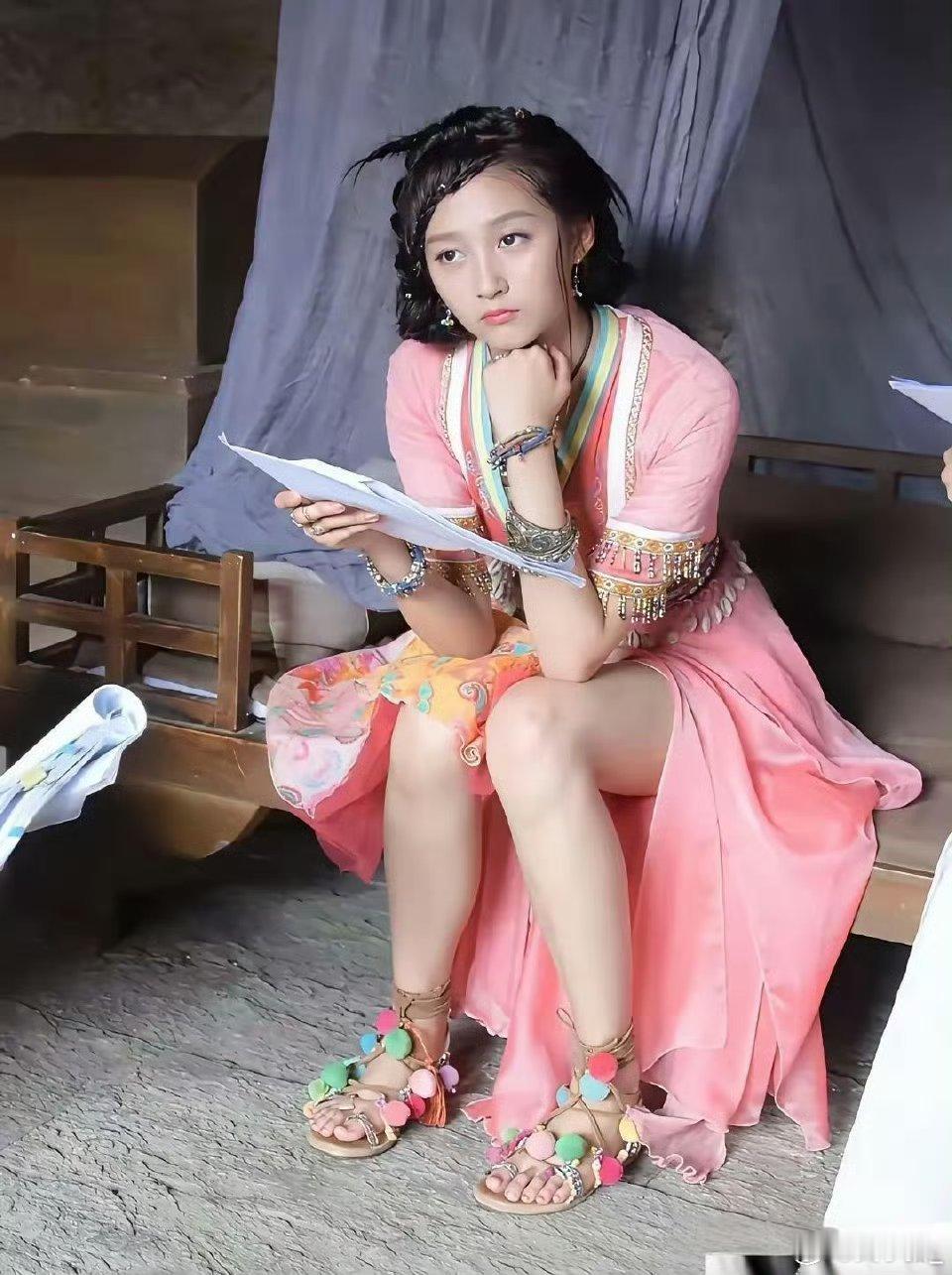 这是关晓彤拍的哪部剧呀，鞋子也太抢眼啦！造型独特超吸睛，让人忍不住多瞧几眼呢​